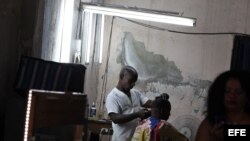 Un hombre se corta el cabello en una barbería privada en La Habana. Cuba paralizó temporalmente la entrega de licencias a restaurantes privados y casas de renta turísticas, entre otras actividades.