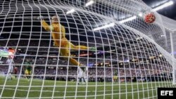 Giles Barnes de Jamaica anota un gol ante Brad Guzan de EEUU.