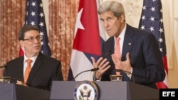 John Kerry y el ministro cubano de Relaciones Exteriores, Bruno Rodríguez (d-i), ofrecen una rueda de prensa.