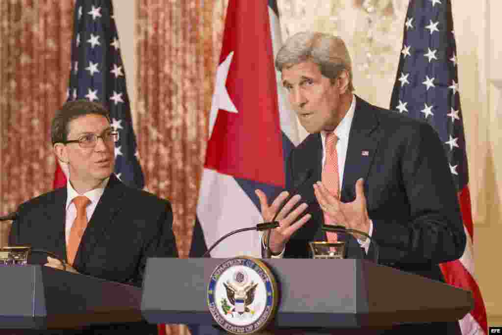 John Kerry y el ministro cubano de Relaciones Exteriores, Bruno Rodríguez (d-i), durante una rueda de prensa.
