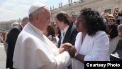 Berta Soler saluda al Santo Padre durante su reciente visita a Roma