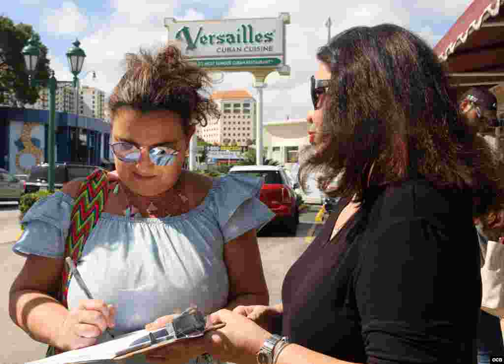 A la izquierda, la colombiana Mónica Valderrama, residente en Texas, firma la petición. A su lado, María A. Lima, del Directorio Democrático Cubano. (Foto: Roberto Koltun)