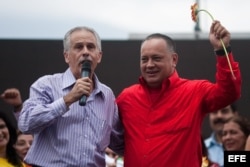 El exembajador de Cuba en Venezuela, Germán Sánchez Otero (i) junto a Diosdado Cabello el 12 de abril de 2012, en un acto frente a la embajada de Cuba en Caracas.