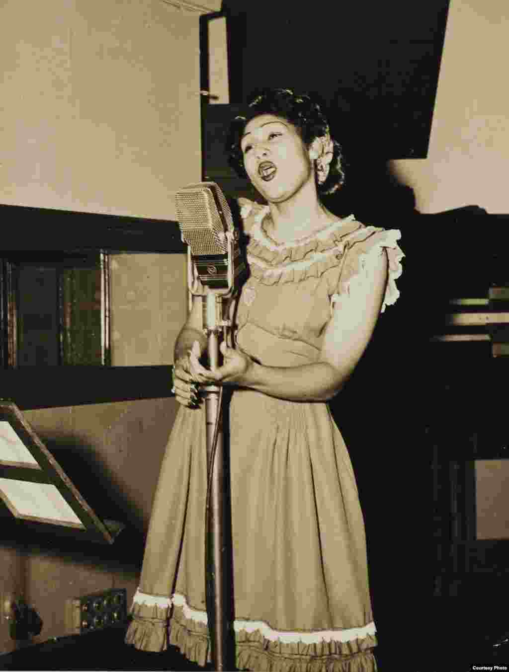 Olga Guillot en Nueva York, 1947. Graba la primera versi&oacute;n de La gloria eres t&uacute;. Fotos: cortes&iacute;a de Olga Mar&iacute;a Touzet y Guillot.