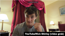 El youtuber Nick Shirley relata cómo fue perseguido por la Seguridad del Estado cubana en un video filmado en la habitación de su hotel, en La Habana.