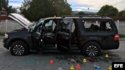 El vehículo donde escapaban los autores del atentado en San Bernardino, California.