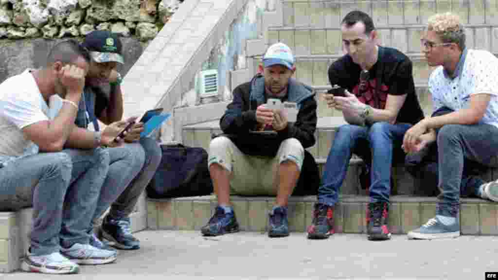 Varias personas conectadas a internet con sus dispositivos móviles en La Habana.