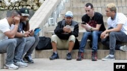 Varias personas conectadas a internet con sus dispositivos móviles en La Habana.