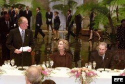 El Rey don Juan Carlos pronuncia un discurso durante la cena de gala ofrecida por Fidel Castro (d) en el Palacio de la Revolución, los mandatarios que asisten a la IX Cumbre Iberoamericana