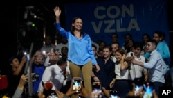 María Corina Machado celebra con sus partidarios después de escuchar los resultados que la nombraron ganadora de las elecciones primarias de la oposición. (AP/Ariana Cubillos)