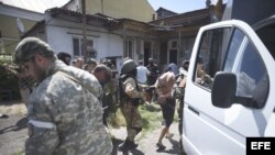 Soldados ucranianos capturan activistas prorrusos en Mariupol en Donetsk.