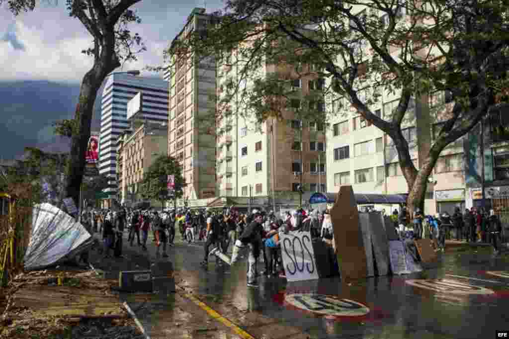 Manifestantes se enfrentan a miembros de la Guardia Nacional Bolivariana