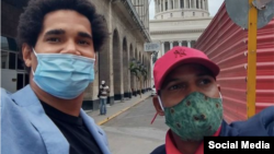 Luis Manuel Otero Alcántara (izq.) y Maykel Osorbo, miembros del Movimiento San Isidro, se toman un selfie en una calle de La Habana.