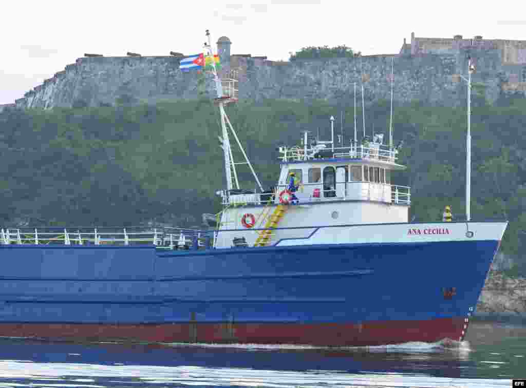 Vista del barco estadounidense "Ana Cecilia" en su llegada a La Habana con carga humanitaria.