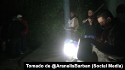 Cubanos en una reunión del CDR en pleno apagón, en Guanabacoa el 26 de febrero de 2026.