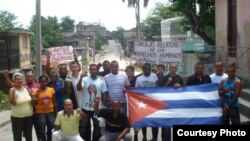 Activistas de derechos humanos en Palma Soriano, Santiago de Cuba durante una marcha cívica