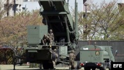 Soldados de la Fuerza Terrestre de Autodefensa de Japón preparan un vehículo-lanzador de misiles tierra- aire