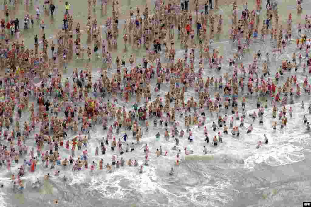 Holandeses participan en una inmersión colectiva en la playa de Scheveningen con motivo de las tradicionales celebraciones de Año Nuevo en Holanda.
