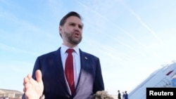"El vicepresidente de los EEUU, JD Vance, aborda el Air Force Two en la Base Conjunta Andrews para su partida prevista hacia Pakistán, donde mantendrá conversaciones sobre Irán. Jacquelyn Martin/Pool via REUTERS
