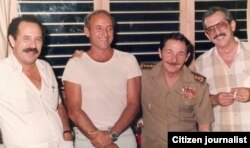 Tony de la Guardia (2do izq) y Raúl Castro junto con Carlos Aldana (i) y el escritor Norberto Fuentes.