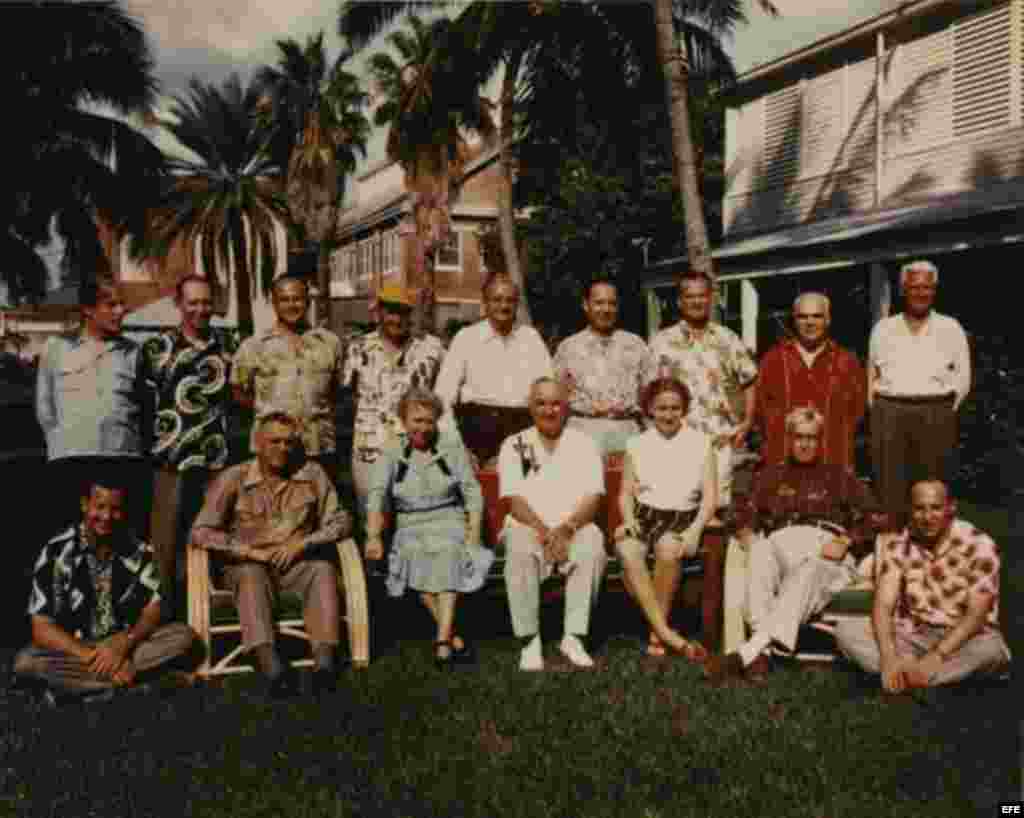 Harry S. Truman (c) junto a su esposa Bess (i), su hija Margaret (d) y un grupo de amigos en el jardín de la llamada "Pequeña Casa Blanca" en Cayo Hueso (Florida).