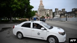 Un carro de Policía patrulla las calles de La Habana