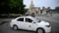 Un carro de Policía patrulla las calles de La Habana