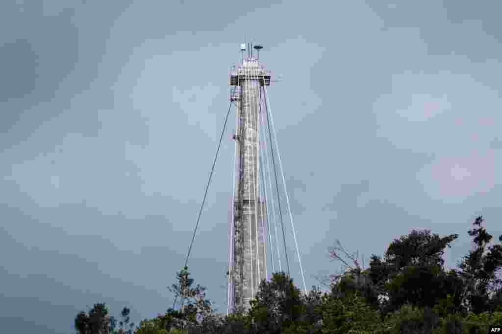 Una de las tres torres de concreto que le daba soporte al Observatorio de Arecibo, en Puerto Rico; foto tomada el 19 de Noviembre del 2020.