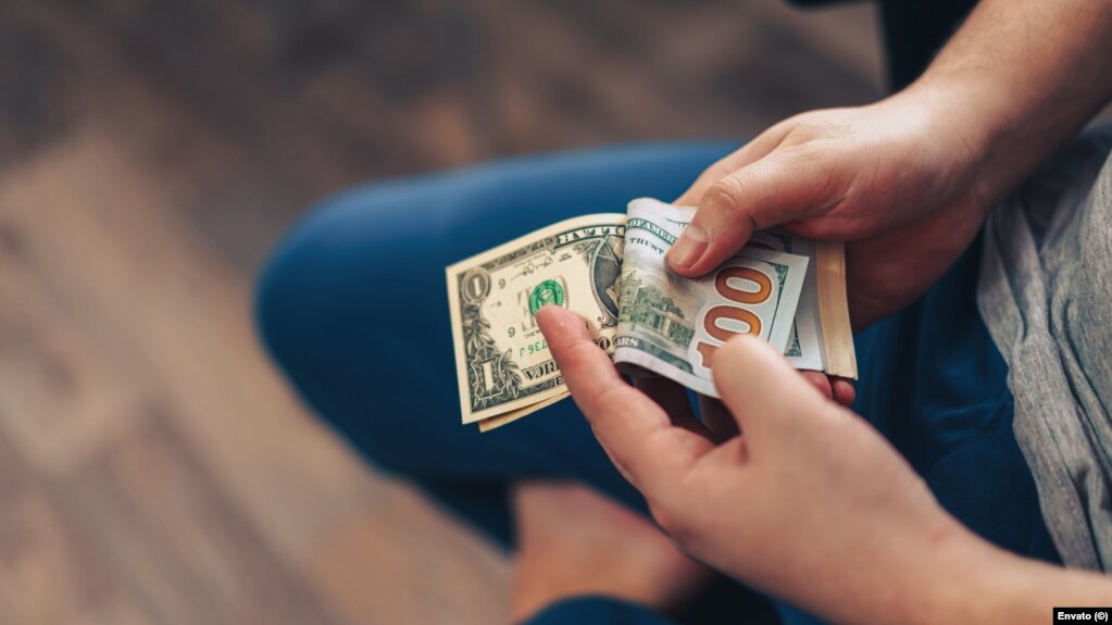 El valor del dólar se ha mantenido en alza pese a la tasa de cambio oficial impuesta por el gobierno cubano. (Foto: Envato)