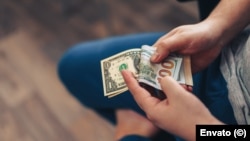 El valor del dólar se ha mantenido en alza pese a la tasa de cambio oficial impuesta por el gobierno cubano. (Foto: Envato)