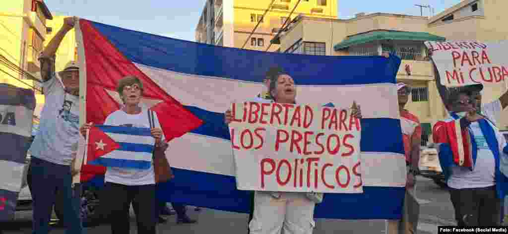 Manifestación global por los Derechos Humanos / Cubanos reunidos en República Dominicana