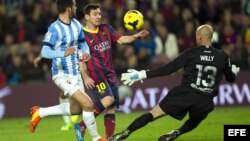 Leo Messi lucha el balón en el triunfo del Barcelona ante el Málaga