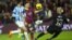 Leo Messi lucha el balón en el triunfo del Barcelona ante el Málaga