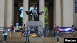 Estudiantes de la Universidad de La Habana rinden tributo al fallecido dictador Fidel Castro. (Foto: REUTERS/Alexandre Meneghini)