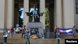 Estudiantes de la Universidad de La Habana rinden tributo al dictador Fidel Castro. REUTERS: Alexandre Meneghini. 