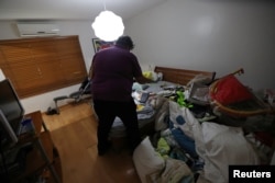 Objetos personales en el piso y sobre la cama en la residencia del principal asesor de Guaidó, Roberto Marrero, detenido en Caracas.