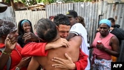 Marlon Brando Díaz, encarcelado por su participación en las protestas antigubernamentales de julio de 2021, saluda a sus familiares tras salir de prisión, en el barrio Güinera de La Habana, el 16 de enero de 2025.