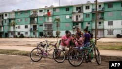 Cubanos intentan conectarse a Internet por medio de una WIFI desde Gaspar, Ciego de Avila