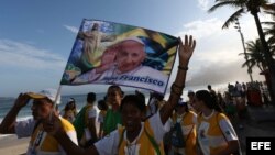 Peregrinos cantan por la playa de Ipanema en Río de Janeiro (Brasil), durante los preparativos de la XXVIII Jornada Mundial de la Juventud (JMJ) queeste lunes con la presencia del papa Francisco en esta ciudad hasta 28 de julio. 