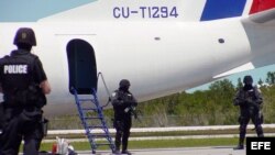 Rehenes del avión secuestrado en La Habana fueron liberados por el equipo SWAT de Estados Unidos, tras el aterrizaje en el aeropuerto internacional de Key West, Florida. Archivo.