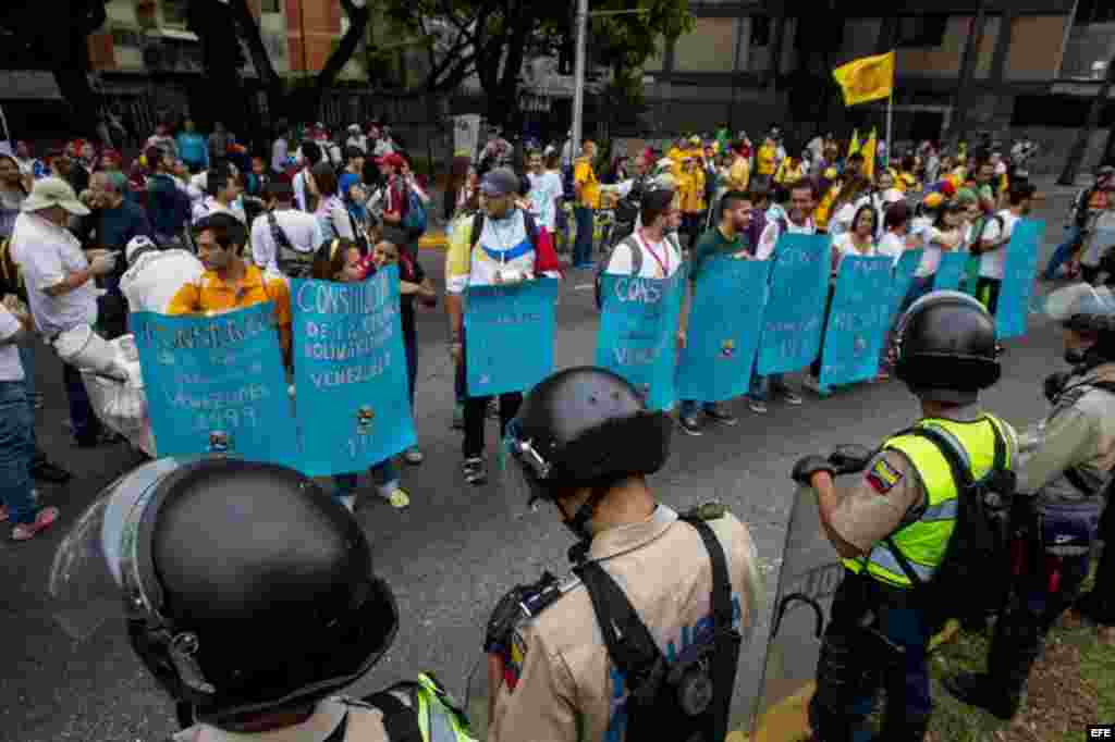 Fuerzas represivas vigilan la protesta en Caracas hoy, jueves 1 de septiembre de 2016.