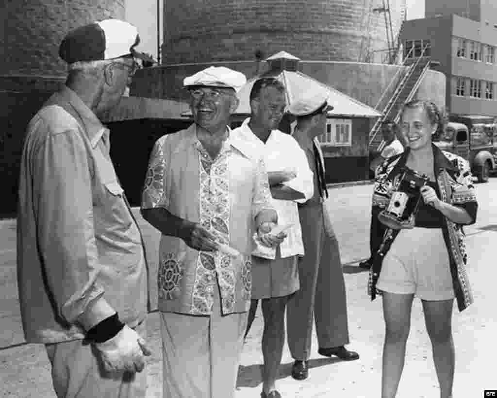  Harry S. Truman, el general Robert Landry y Margaret Truman bromean durante un paseo por Cayo Hueso (Florida).