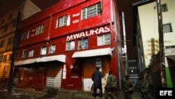 Oficiales de la Unidad de Servicio General entran al club nocturno Mwaura en el centro de Nairobi, Kenia. Foto de archivo