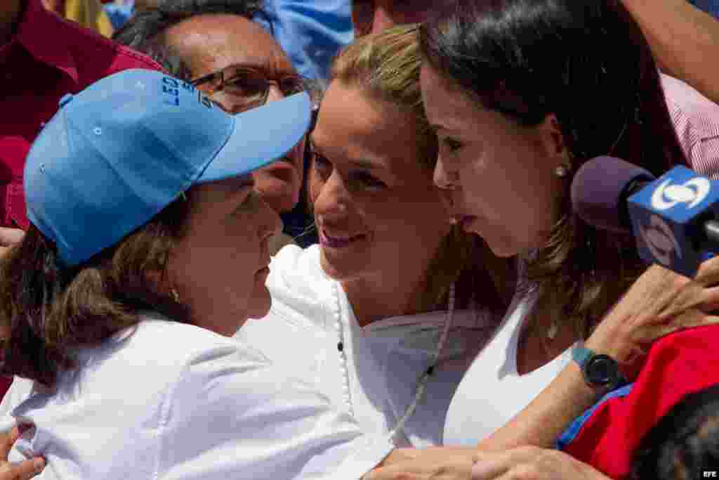 La esposa del alcalde mayor de Caracas, Antonio Ledezma, Mitzy Capriles (i), acompañada por la esposa del líder político venezolano encarcelado Leopoldo López, Lilian Tintori (c), y por la ex diputada de la Asamblea Nacional (AN) María Corina Machado (d).