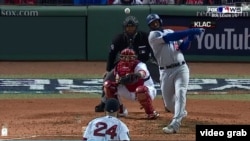 Con hit impulsor,Yasiel Puig pone arriba en el marcador 2-1 a los Dodgers en el juego 2 de la Serie Mundial de Béisbol 2018, una ventaja que perdieron en el quinto episodio