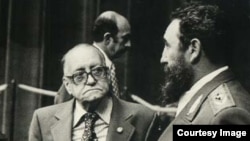 Alejo Carpentier y Fidel Castro