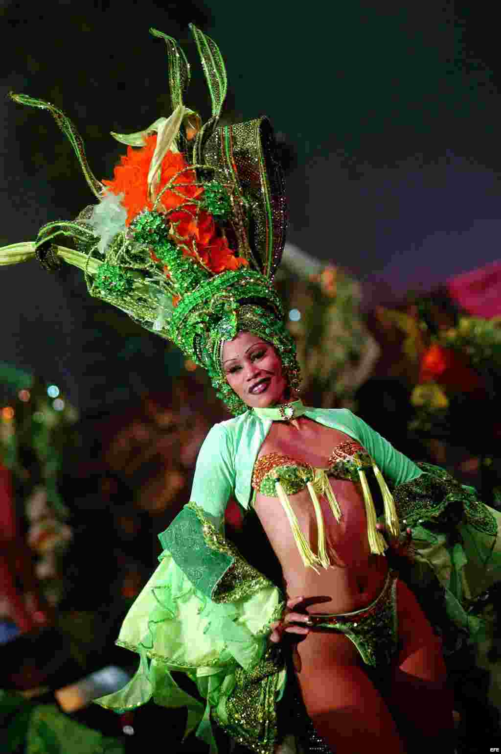 Bailarina muestra sus destrezas durante la presentaci&oacute;n del Show Tropicana de Cuba el 28 de octubre de 2005 en el centro de convenciones de la ciudad de Panam&aacute;.