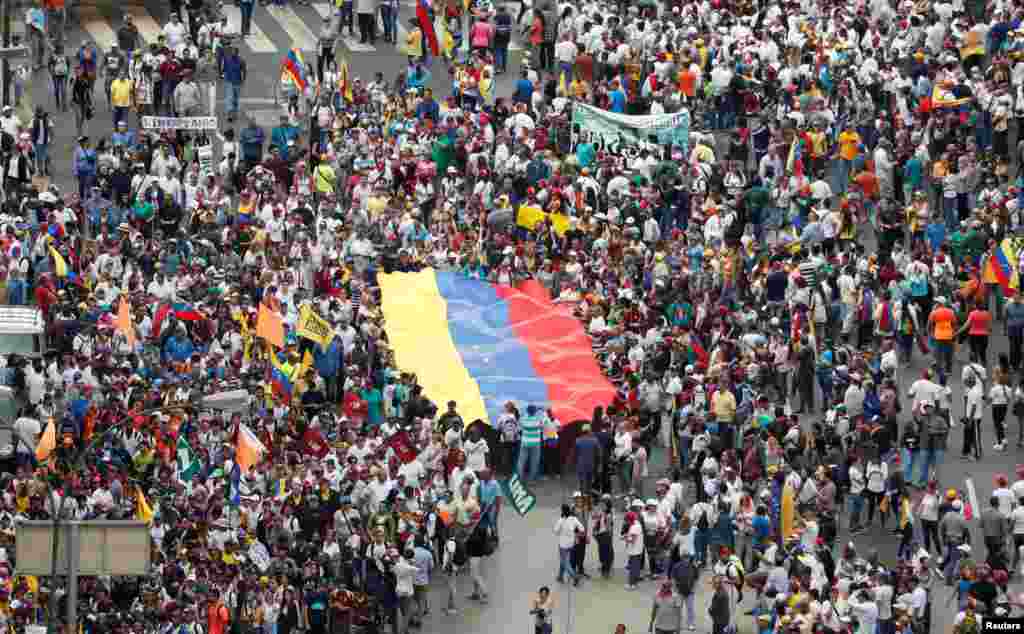 Venezolanos protestan contra Nicolás Maduro el 23 de enero de 2019.