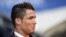 El delantero portugués del Real Madrid Cristiano Ronaldo se sienta en el banquillo del estadio Etihad antes del comienzo del partido de ida de la semifinal de la Liga de Campeones. 