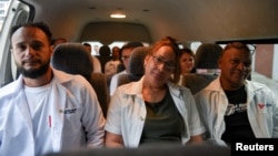 Médicos cubanos al concluir su misión en Guatemala el 1 de abril de 2026. REUTERS/Cristina Chiquin